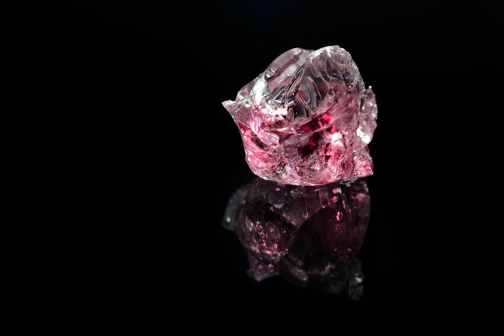 diamond investment 2025, are diamonds a good investment, investing in diamonds, diamond market trends, diamond price forecast 2025, natural diamonds vs lab-grown, rare colored diamonds, investment grade diamonds, diamond market