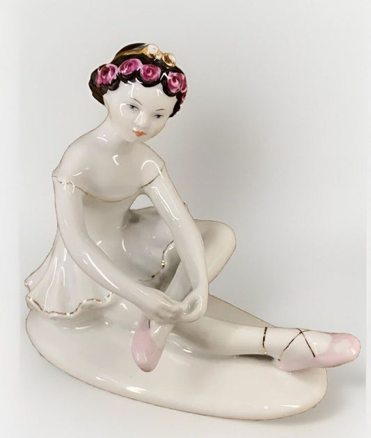 most valuable porcelain figurines, porcelain figurines value, identify porcelain figurines, porcelain marks identification, pottery marks guide, maker marks porcelain, Lladro figurines value, Royal Doulton figurines value