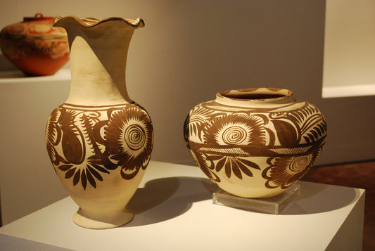 collect ceramics, ceramic collecting guide, pottery collecting tips, antique pottery, valuable ceramics, ceramic art styles, porcelain vs stoneware, earthenware identification, handmade ceramics, ceramic glaze techniques, collectible pottery