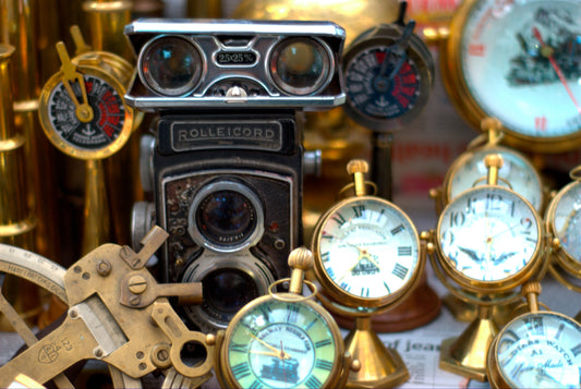 antique buying guide, how to buy antiques, antique shopping tips, negotiate antique prices, antique condition report, authenticate antiques, antique appraisal, antique price guide, vintage collectibles, flea market finds, estate sale