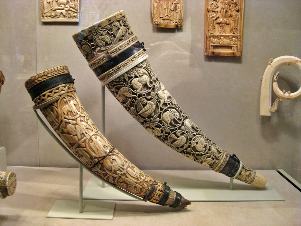 antiques, collectibles, vintage items, rare coins, investment collectibles, trading cards, comic books, retro video games, action figures, luxury fashion, art collectibles, historical memorabilia, collectible toys, first edition books