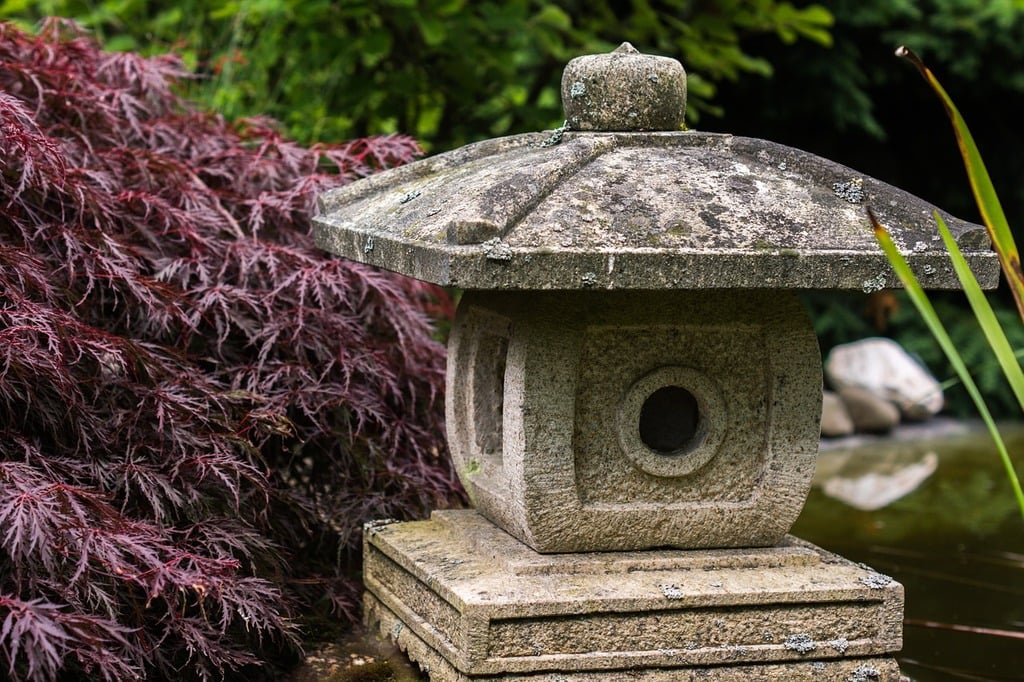 Japanese stone lanterns, bronze lanterns, tōrō, ishi-dōrō, kondō-dōrō, Buddhist lanterns, temple lanterns, shrine lanterns, Japanese garden decor, traditional Japanese lanterns, garden stone lights, ornamental lanterns