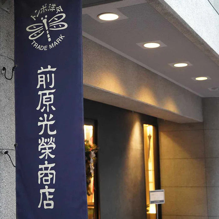 Japanese silk umbrella, luxury men’s umbrella, Maehara Koei Shoten umbrella, Tokyo handmade umbrella, Japanese gentleman umbrella, traditional Western umbrella Japan, silk canopy umbrella, handcrafted Japanese umbrella, luxury rain umbrella, artisan umbrella Japan, Malacca wood umbrella, buffalo horn umbrella tip, Yakifu oak umbrella, Imperial Household Agency umbrella, high-end men’s umbrella, Tokyo umbrella craftsmanship