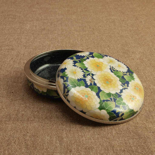 Owari cloisonné kogo, Japanese incense box, cloisonné incense container, Kikuzume kogo, Japanese cloisonné art, chrysanthemum cloisonné box, wired cloisonné enamelware, handmade Japanese incense holder, traditional Japanese cloisonné, Kato Shippo kogo, Japanese floral enamel box, Japanese incense case, Aichi cloisonné craftsmanship, enamel flower box