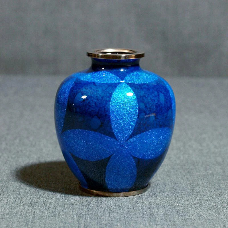 Owari cloisonné aroma pot, Japanese cloisonné vase, shippo tsunagi pattern, Japanese incense holder, cloisonné single flower vase, Kato Shippo Seisakusyo, traditional Japanese metalwork, silver foil cloisonné, navy cloisonné pot, red cloisonné pot, Japanese wedding gift, handcrafted cloisonné art, Aichi cloisonné pottery, Japanese symbolic patterns, shippo design vase, Japanese art pottery gift