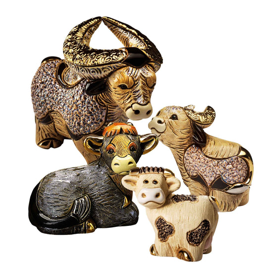 Ceramic ox figurines set. Handmade cow and ox sculptures. Decorative oxen collectible. Artisan bull and calf statues. Gold-accented ox ceramic figures. Farm animal figurines handcrafted. Miniature cow figurine gift. De Rosa bull sculpture. Uruguayan handmade ox art. Enamel ox and cow statues
