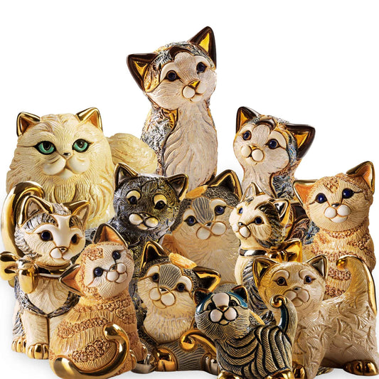 Handmade cat figurines. Ceramic calico cat statue. Miniature porcelain cats. Artisan feline sculptures. Luxury cat lover gifts. De Rosa cat collectibles. Enamel ceramic kitten decor. Gold-accented cat figurines. Cat figurine gift box. Elegant cat sculptures for collectors. Uruguayan cat statues handmade. Collector’s ceramic cat bundle